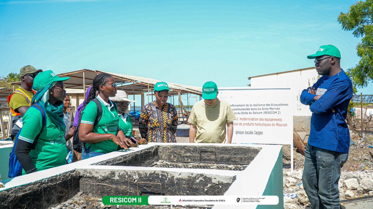 endaenergylinks's tweet photo. #RESICOM 
À Missirah (Toubacouta), les femmes n’ont pas commencé par parler des équipements.
Elles ont d’abord parlé de la fumée.
Des longues journées autour des fours.
Du bois qu’il fallait chercher encore et encore.
De la fatigue qui suivait jusque dans les maisons.
Puis, au fil de la visite avec Mitsubishi Corporation, elles ont montré ce qui a changé grâce au projet RESICOM mis en œuvre par ENDA ENERGIE et cofinancé par Mitsubishi Corporation et l’Ambassade d’Irlande.
Les fours modernisés consomment moins de bois, dégagent moins de fumée et rendent le travail moins pénible. Les femmes expliquent qu’elles respirent mieux, économisent davantage et arrivent aujourd’hui à mieux gérer leurs activités et leurs familles.
À Bani, le même sentiment revient dans les discussions. Entre le parc ostréicole, le magasin de stockage et les foyers améliorés, les femmes parlent surtout d’un quotidien devenu un peu moins difficile.