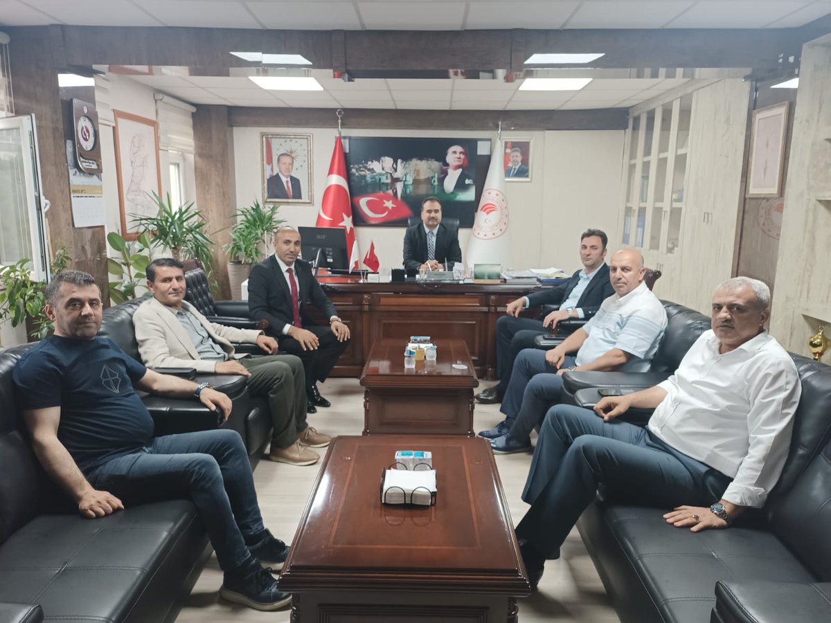 msaslanli's tweet photo. Toç Bir-Sen Bitlis il başkanımız Emrullah Yurtada ve Bitlis İl Tarım ve Orman Müdürlüğü -  Şube Müdürü Alaattin Gelişken dostlarımız ziyaretleri ile bizleri onure ettiler. Saygıdeğer başkanım ve müdürüme nezaketleri için teşekkür ediyoruz. https://t.co/A8s80Syxc4
