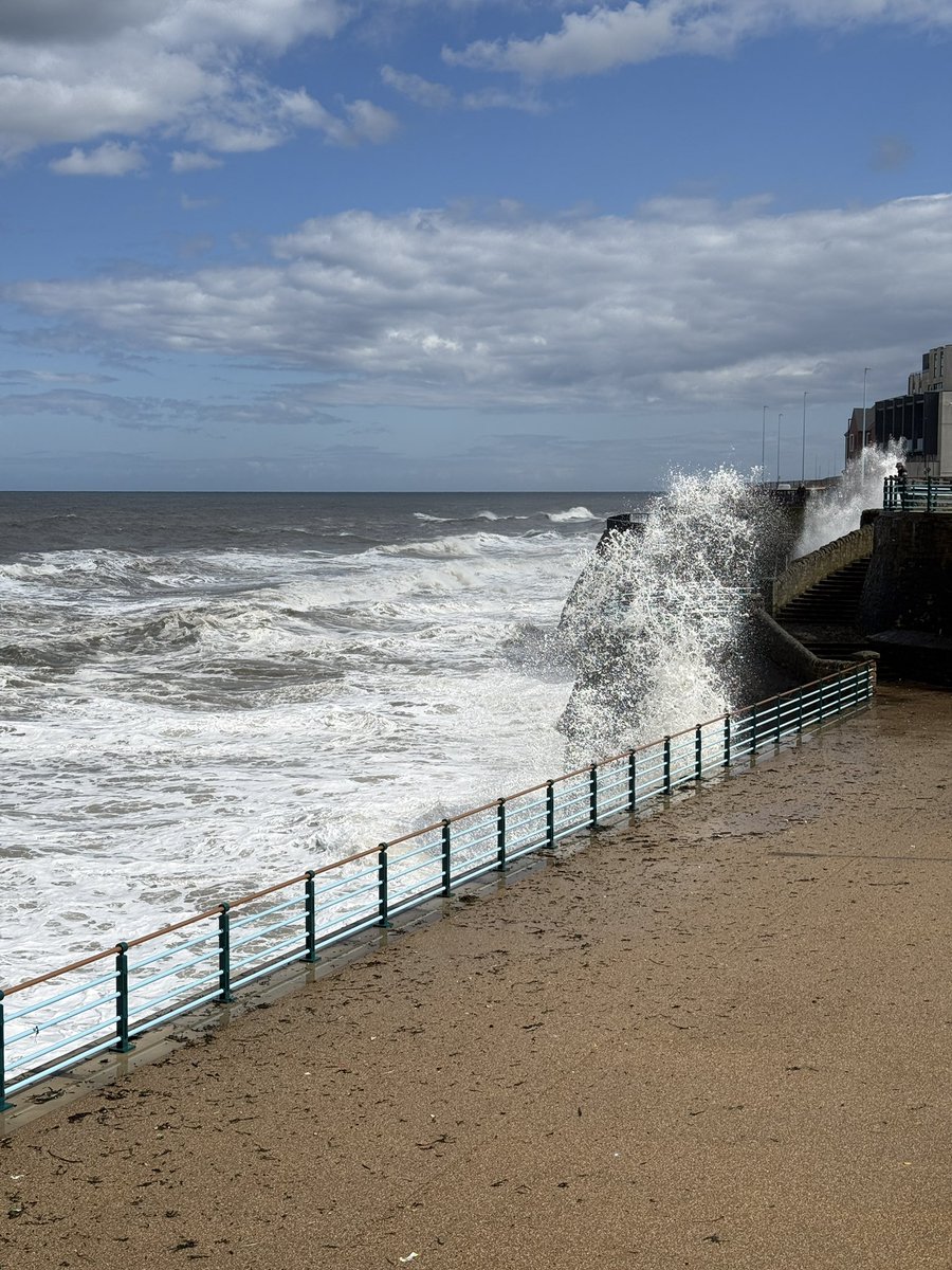 Fenkle14's tweet photo. Big Friday very large waves breaking on the shore line between Whitley Bay and Tynemouth https://t.co/Au4dneEMpy