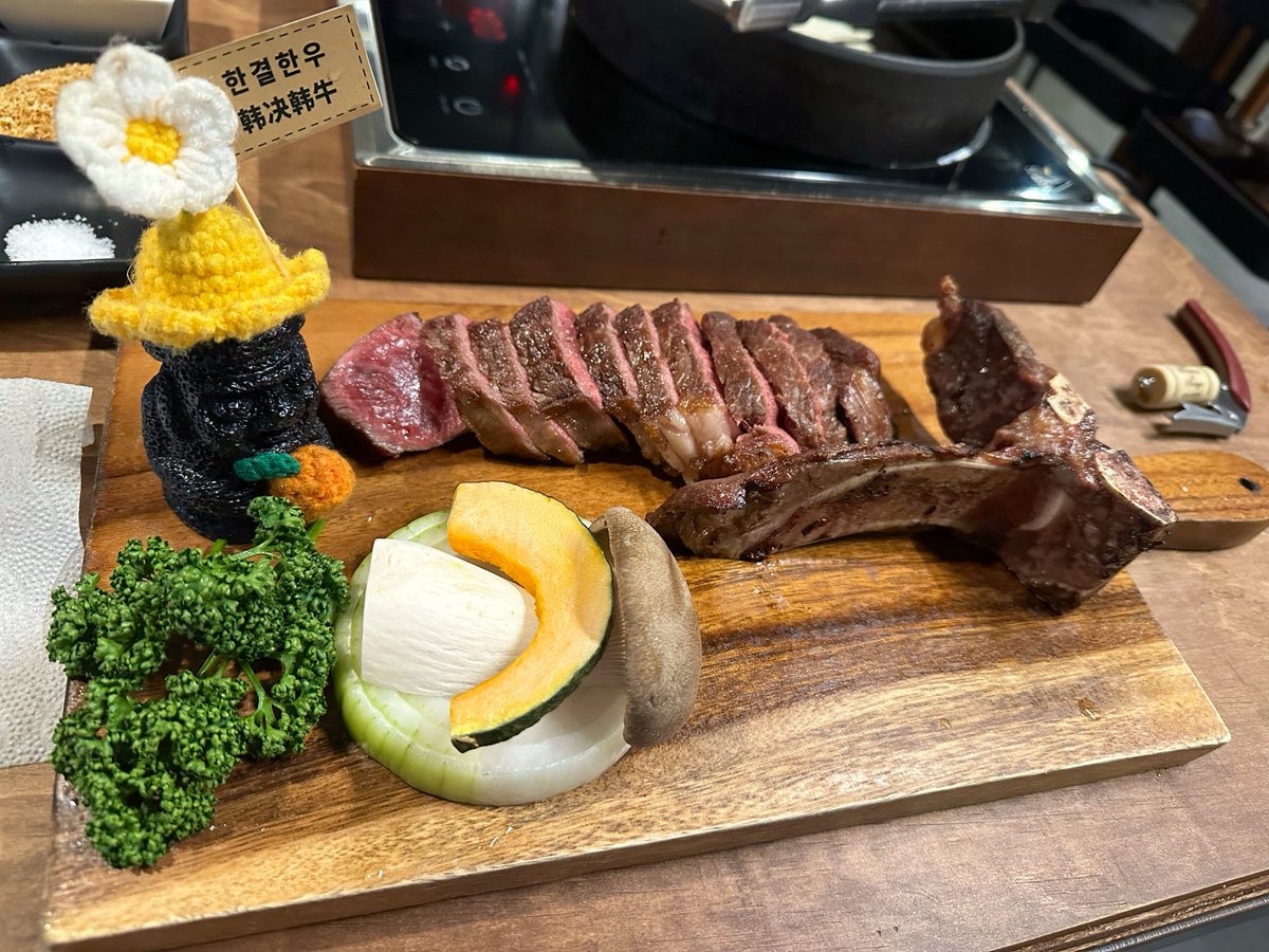 blocaus00's tweet photo. Avui un Hanwoo T-Bone madurada en sec #beef  de 500 grams . 
Restaurant Hangyeol Hanwoo. #Jeju 
Brutal el detall del Dol hareubang de ganxet a la taula. Menjar prèmium i detalls  coreans  🇰🇷 en estat pur. https://t.co/AOqziSlFNm