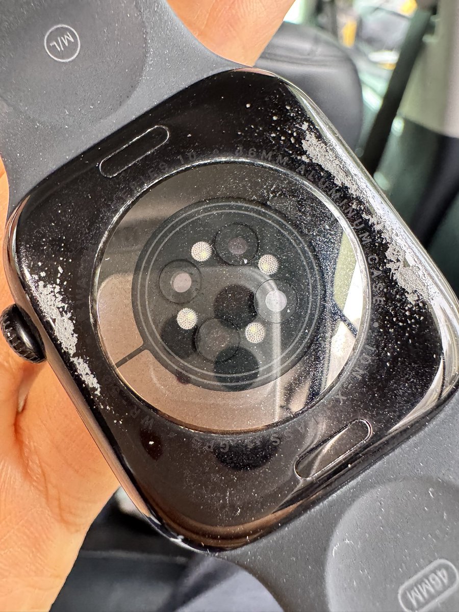 iHTCboy's tweet photo. Apple Watch S10 亮黑色翻车后，我居然更……
实测：Apple Watch S10 过保换新，真的能成…
#AppleWatchS10过保焕新

最近 Apple Watch S10 的「掉漆 / 腐蚀」问题，已经被越来越多人实锤了。
重点是：很多人以为“过保 = 自费维修”，结果没想到苹果这次居然直接给换新。😂

Only APPLE CAN DO！👍 https://t.co/M2bh36UfV1