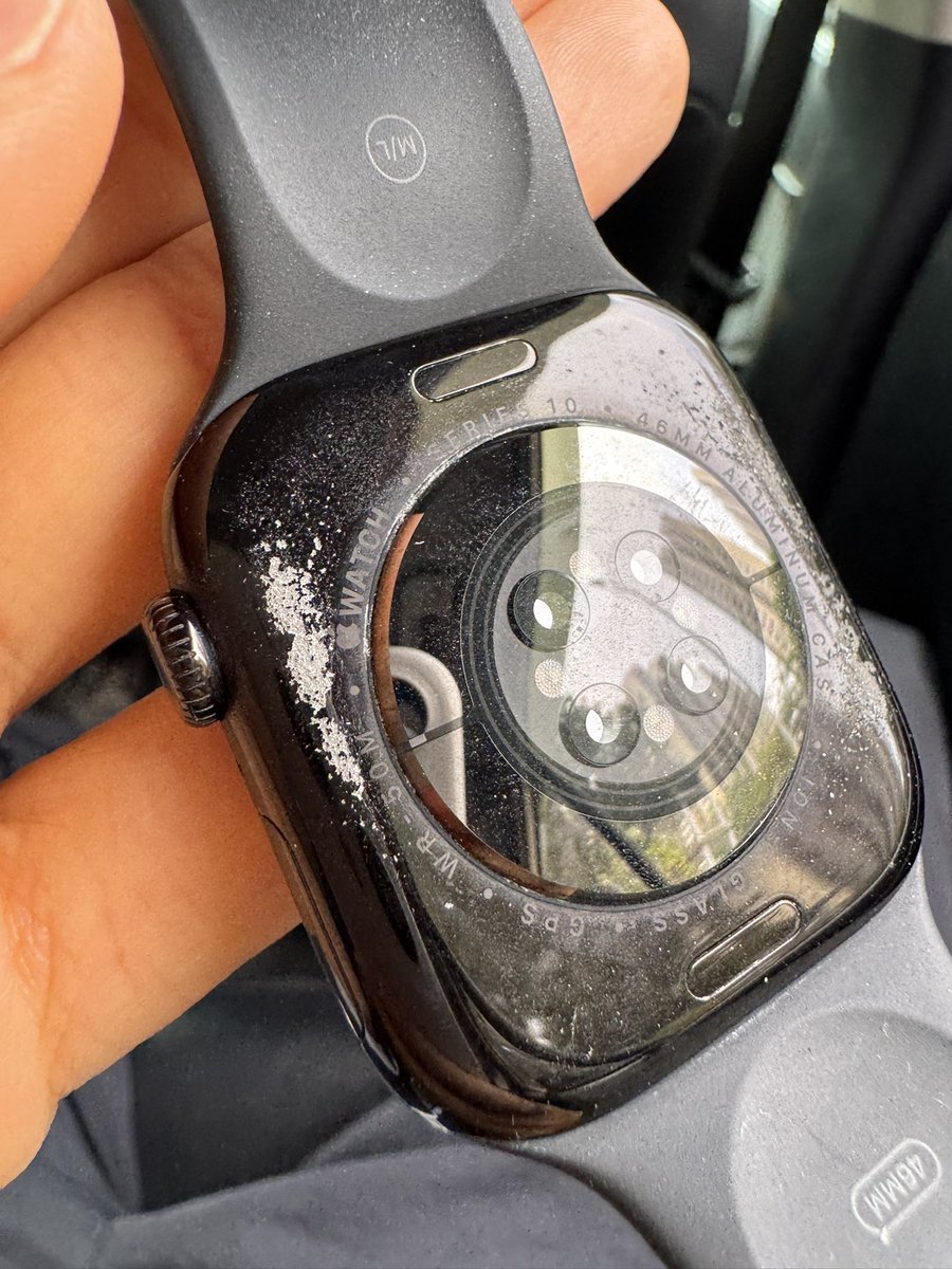 iHTCboy's tweet photo. Apple Watch S10 亮黑色翻车后，我居然更……
实测：Apple Watch S10 过保换新，真的能成…
#AppleWatchS10过保焕新

最近 Apple Watch S10 的「掉漆 / 腐蚀」问题，已经被越来越多人实锤了。
重点是：很多人以为“过保 = 自费维修”，结果没想到苹果这次居然直接给换新。😂

Only APPLE CAN DO！👍 https://t.co/M2bh36UfV1