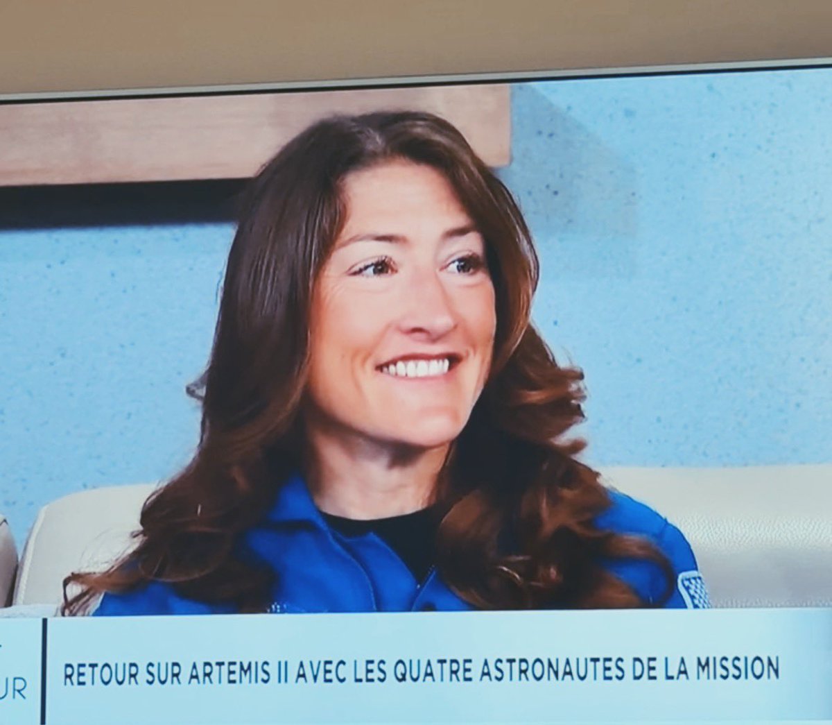 astroozee's tweet photo. DONT EVEN JOKE LAD 😭😭😭 HER HAIR 😭😭 HER SMILE 😭😭OH BABY MY MONTREAL LOOKS SO GOOD ON YOU😭😭 https://t.co/wFLzcacnWN