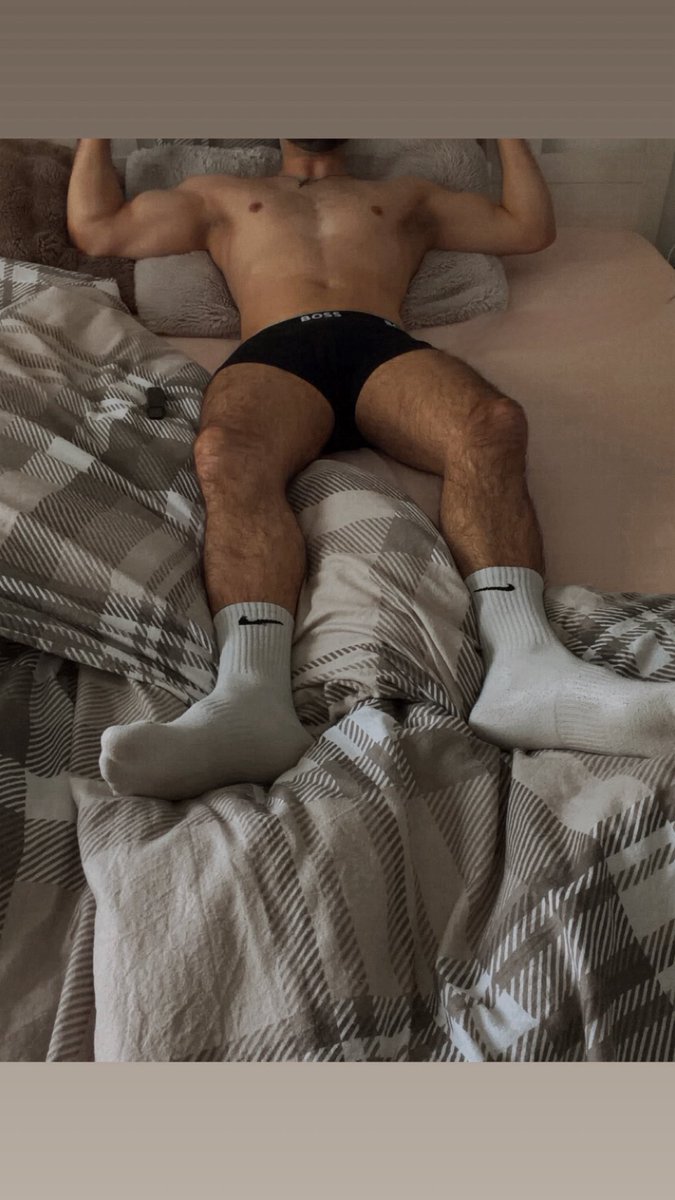 sirwintersxx's tweet photo. First time using a phone tripod, so pls be nice and leave some love 🤭
#gay #mlm #socks #hairylegs https://t.co/1ajRrP6obY