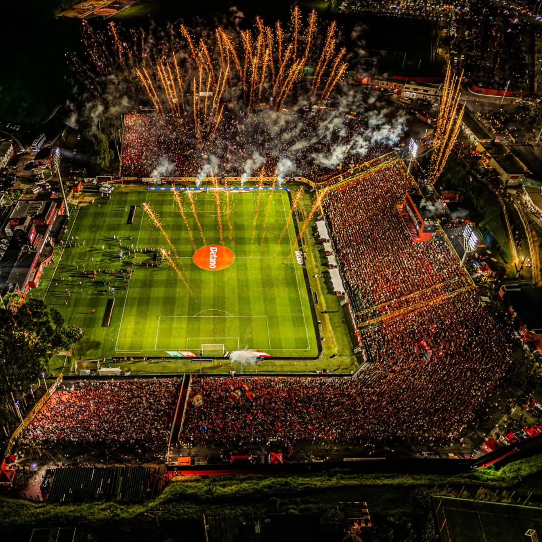 laerttef's tweet photo. Basta ampliar, melhorar a estrutura e pôr ar condicionado nos banheiros; melhorem a arquibancada com assentos, melhorem as entradas e alguns outros acessos, e pronto. 

Deixem o único estádio raiz, respirar a liberdade. Depois de ontem o BARRADAO, não virar  uma ARENA https://t.co/aIIgMrRs2t