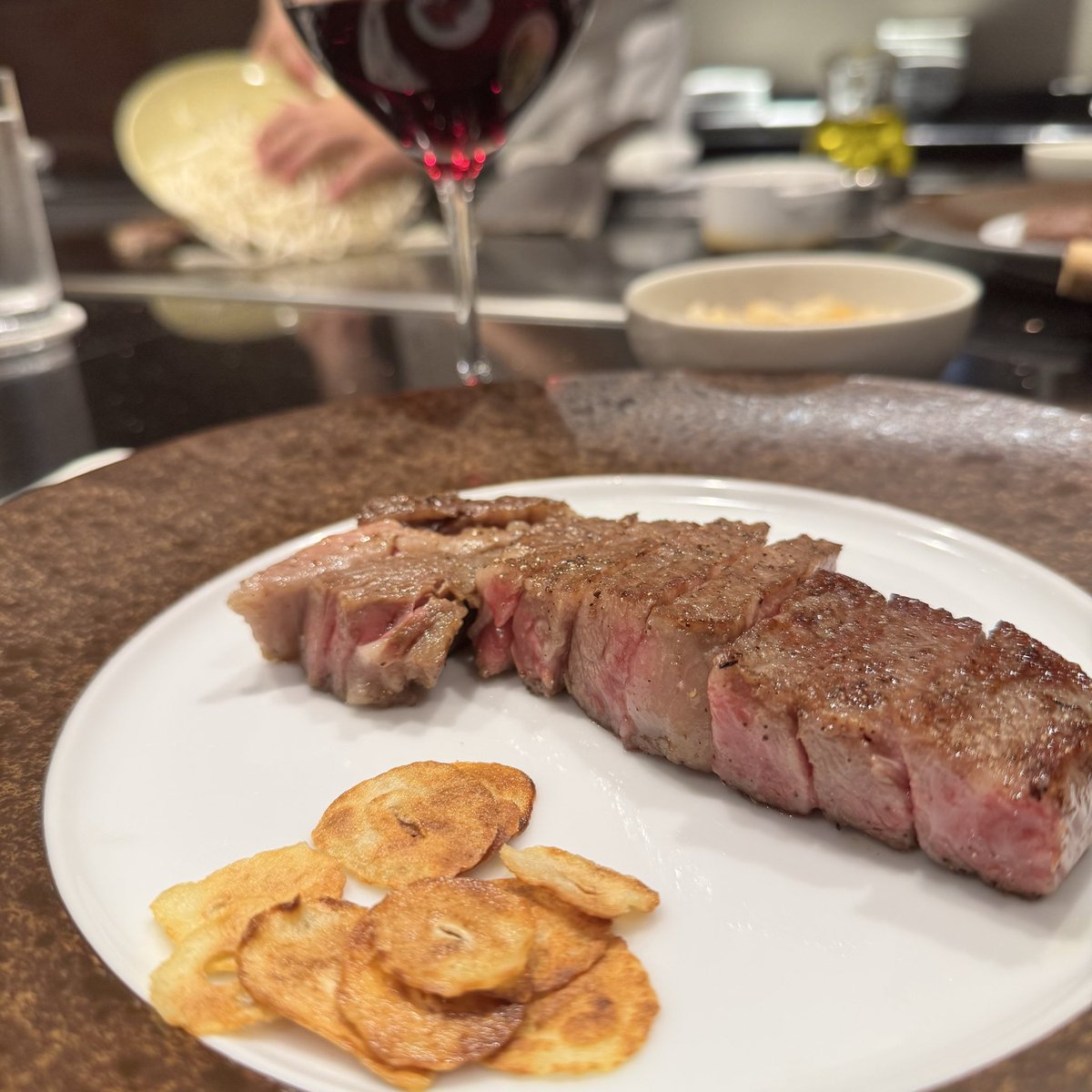 MackeyX2's tweet photo. ありがたい事に、先月に続き今夜もお誘い夕食で、六本木のステーキハマに✨
ステーキのコースをご馳走頂き金曜日の夜らしい時間。
名前…覚えてもらったけど、個人ではなかなか行けなそうな敷居と懐事情が…常連にはなりえなそうにしか思えない😅
#ステーキハマ #ステーキ #夕食 https://t.co/EYfyrMxEA1