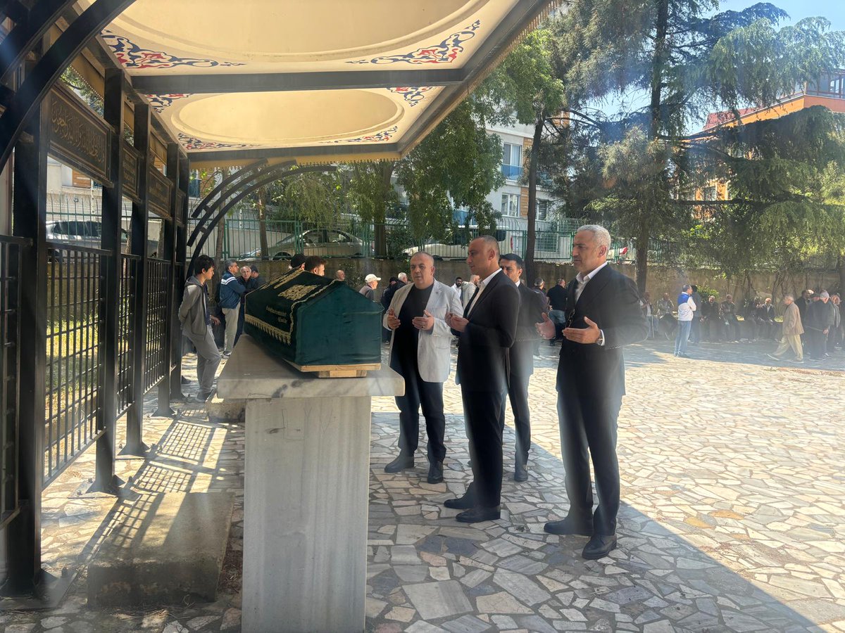 MHP_Atasehir's tweet photo. İlçe Başkanımız Sn. Hakan ARIKAYA ve yönetim kurulu üyelerimiz; Örnek Ülkü Ocakları Eski Başkanımız Hayri GÜRDAL'ın kıymetli ağabeyi merhum Ali GÜRDAL'ın Örnek Mahallesi Türkistan Camii'nde ki cenaze namazına katılım sağladılar. 

Merhuma Allah'tan rahmet, kederli GÜRDAL ailesine sabır ve başsağlığı dileriz.