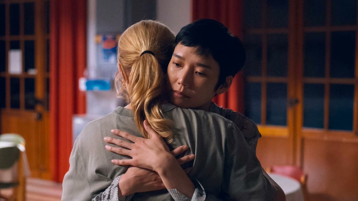 CINEMA505's tweet photo. Dirigido por Ryusuke Hamaguchi, o drama ‘All of a Sudden’ está recebendo boas críticas:
 
“Aqueles que não estão em sintonia com a visão de Hamaguchi podem achá-lo excessivamente longo e árido. Mas, se você conseguir se deixar levar pelo seu ritmo lento, encontrará uma beleza transcendente na sua visão de que todas as vidas têm valor, por mais pequenas que sejam.” -  THR

“O impacto geral é diluído pela extensão de algumas sequências que parecem intermináveis ​​e quase mais um exercício acadêmico do que um filme propriamente dito.” - Deadline

“Outra obra intelectual, profundamente emocional e magistralmente escrita e dirigida de um cineasta brilhante, uma que justifica cada segundo de sua duração de 196 minutos.” -  NextBestPicture

“Pode não ter o mesmo impacto visceral de 'O Mal Não Existe', ou oferecer a riqueza de sentimentos que 'Happy Hour' e 'Drive My Car' conquistaram com seus finais, mas alcança um poder próprio pela forma como, de maneira crível, se torna mais esperançoso à medida que se aproxima do fim. Faz o impossível parecer possível.” - IndieWire

“É um tipo raríssimo de filme: não apenas bom o suficiente para nos lembrar do que o cinema pode ser, mas grandioso o suficiente para nos lembrar do que a vida pode ser. ” - Variety

“Virginie Efira e Tao Okamoto estão maravilhosas como personagens complexas e de coração aberto, que se mostram uma companhia cativante.” -  Screen International
