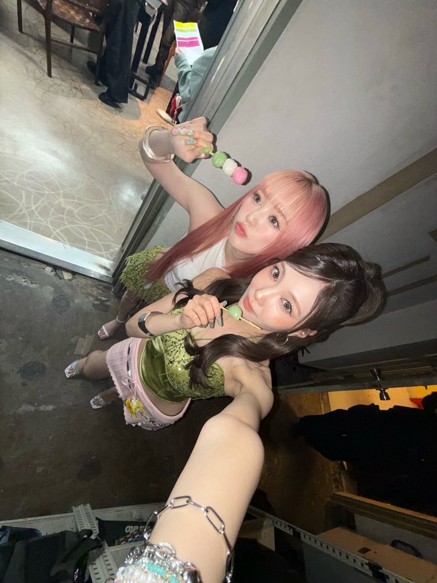 rioo_luv's tweet photo. りおちゃんのインスタ見てすぐこの写真思い出した🩵💚ちゃんとまゆかちゃんが撮っててほんとにエモすぎる😭😭
 #NiziU  #りおまゆ https://t.co/vlp0fjlO43