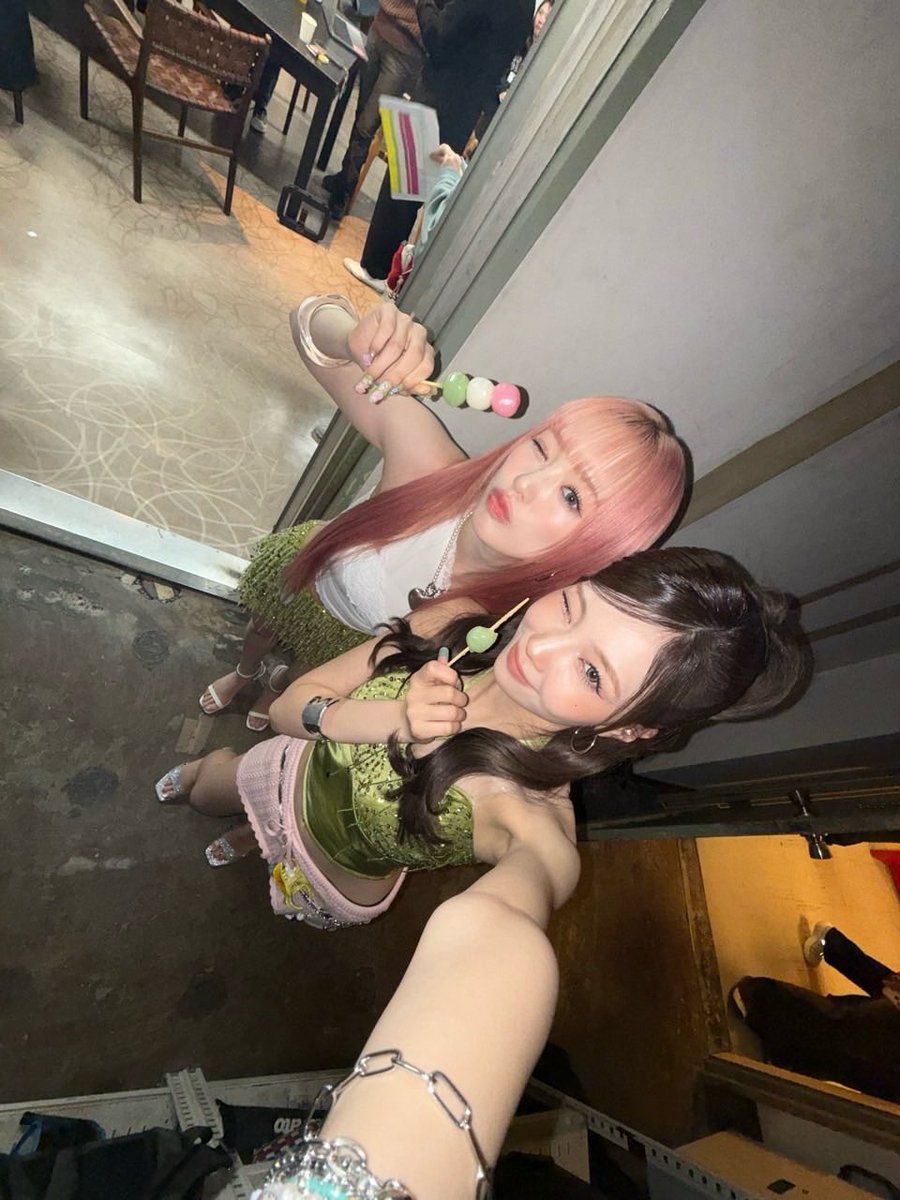 rioo_luv's tweet photo. りおちゃんのインスタ見てすぐこの写真思い出した🩵💚ちゃんとまゆかちゃんが撮っててほんとにエモすぎる😭😭
 #NiziU  #りおまゆ https://t.co/vlp0fjlO43
