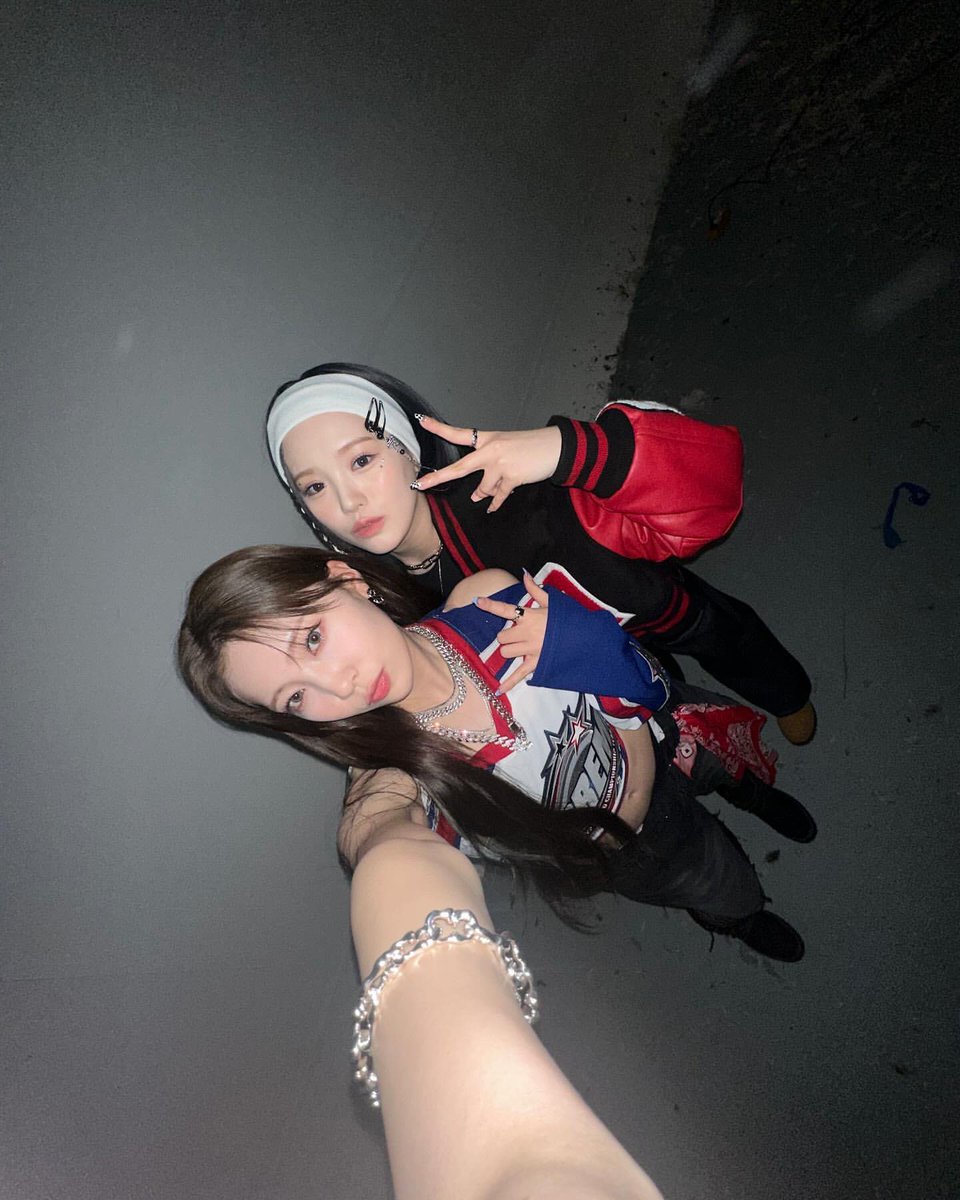 rioo_luv's tweet photo. りおちゃんのインスタ見てすぐこの写真思い出した🩵💚ちゃんとまゆかちゃんが撮っててほんとにエモすぎる😭😭
 #NiziU  #りおまゆ https://t.co/vlp0fjlO43