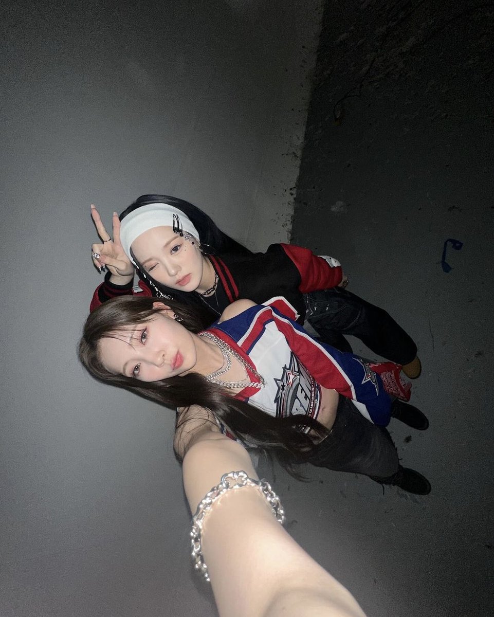 rioo_luv's tweet photo. りおちゃんのインスタ見てすぐこの写真思い出した🩵💚ちゃんとまゆかちゃんが撮っててほんとにエモすぎる😭😭
 #NiziU  #りおまゆ https://t.co/vlp0fjlO43