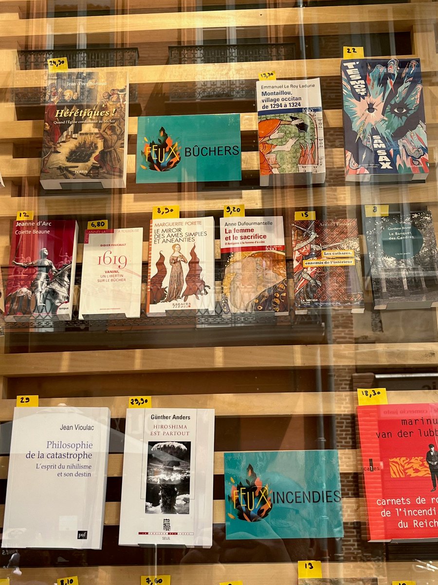 edimip's tweet photo. Vous qui faites du lèche-vitrine un #VendrediLecture, entrez dans cette librairie, assistez aux événements restants du festival @lhistoireavenir. Y a le feu… mais aucun autodafé de 📕 à redouter.
Rdv, par exemple, demain pour écouter une libre pensée, celle du philosophe Vanini, brûlé pour cela en 1619 https://t.co/p79PJObBCS