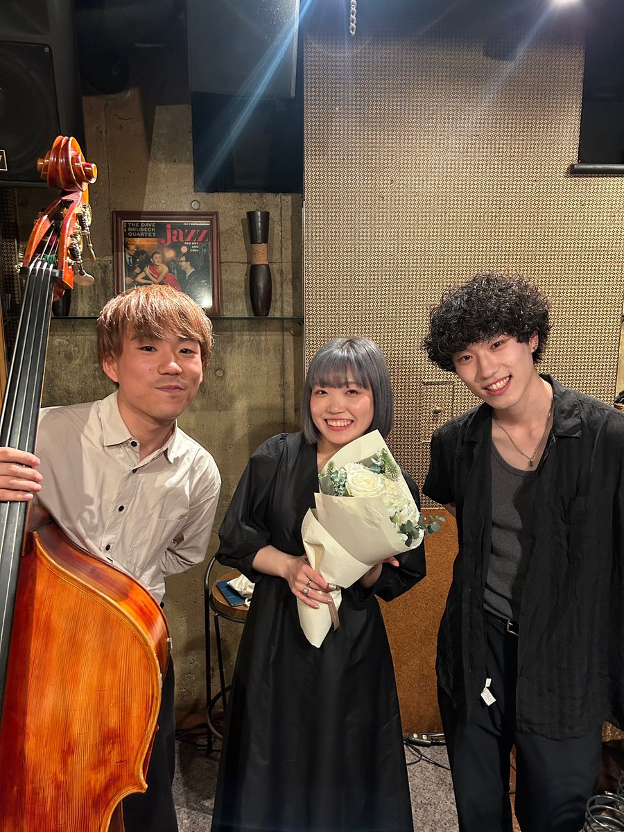 matsu__86's tweet photo. Reverie　at 吉祥寺Strings
お越しくださった皆様ありがとうございました⟡.·
この3人だからこそ見ることができた夢想だったのではないかと思います。
ふわふわとした余韻の中で前に進んでいこう。きっと再演します。待っていてね

with
Pf. 小川諒太 @ryota_ogawa_pf 
Ba. 木村優太 @kimussarazu226 https://t.co/5g9QqpP6gb