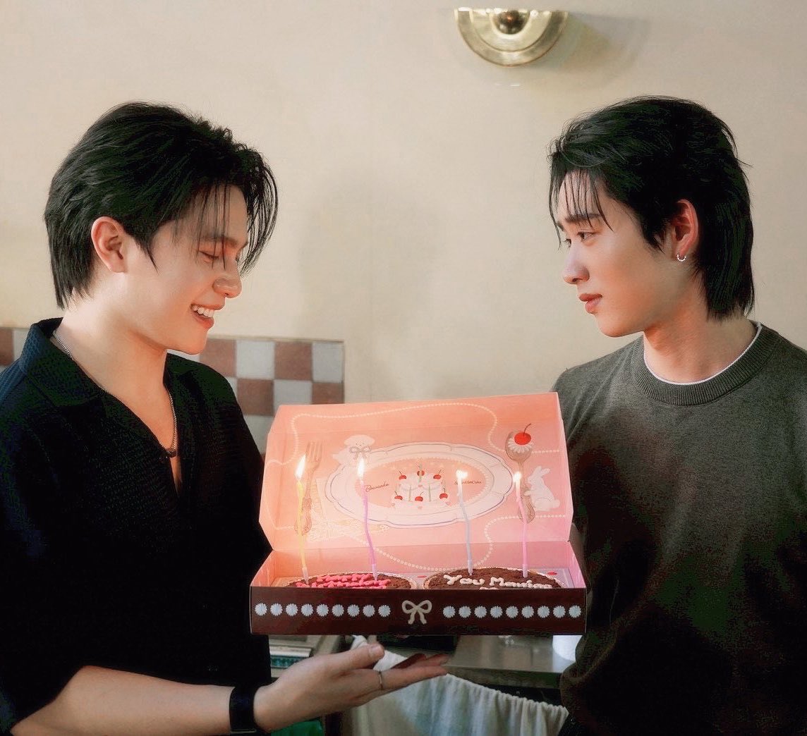 devastating how their eyes are always fixated on each other