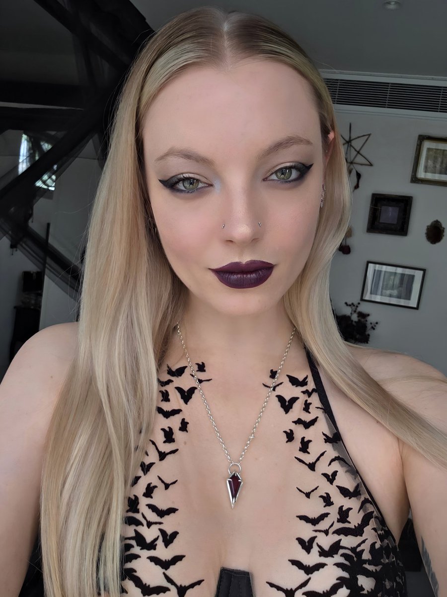TealeCoco's tweet photo. I love being judged by people I'd never want to be like..🤪🙏🏻✨️
.
.
#gothgirl #blondegoth #alternativefashion https://t.co/IAIeKnUAbH