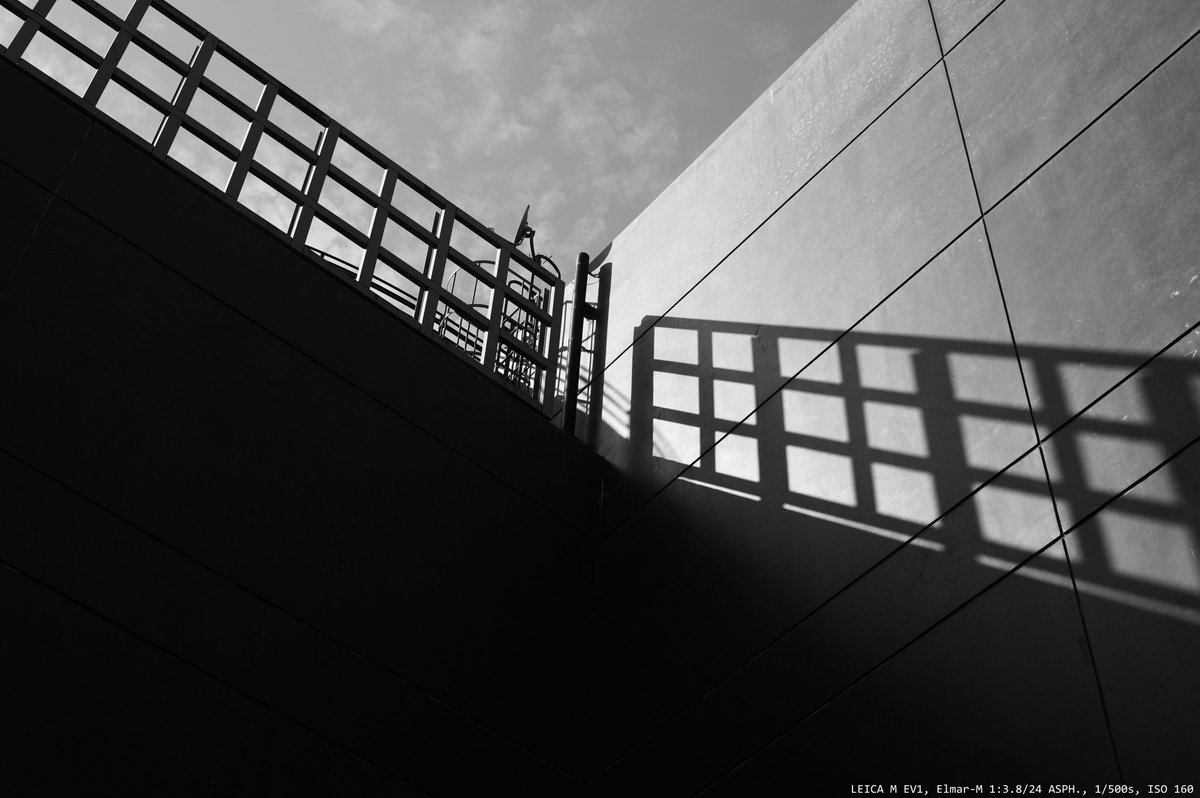 nara3298's tweet photo. eternal fence #streetphotography #sooc #tokyo #japan https://t.co/qRPfqakrb4