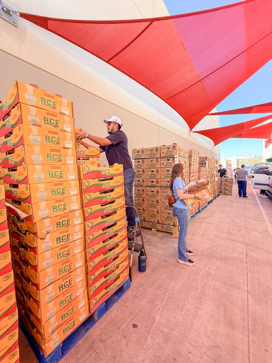 CapcoGC's tweet photo. Our team stepped away from their desks and invested their time where it matters the most, giving back to our community. We volunteered at San Antonio Food Bank's Curbside Pickup. We're grateful for the opportunity to give back and proud of our team for showing up! https://t.co/p24YG6zCb7