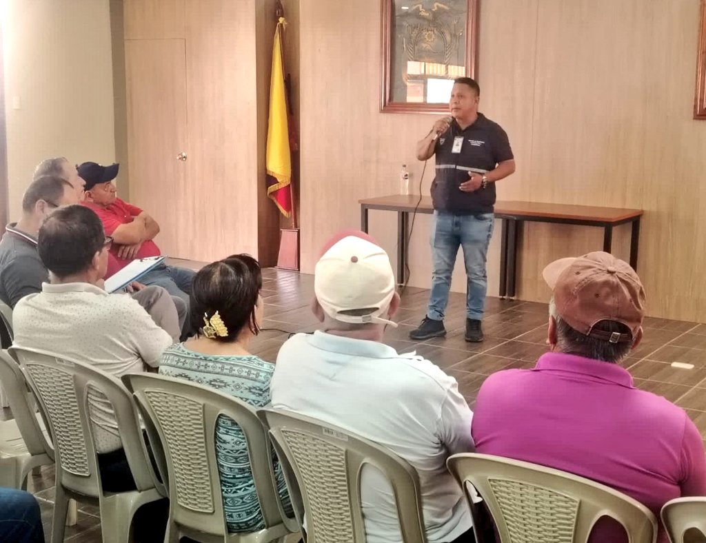 AgrocalidadZ7's tweet photo. #ElOro | Capacitamos a ganaderos de la parroquia Huertas, cantón Zaruma, sobre el manual de procedimientos para la identificación animal oficial y el programa de brucelosis bovina. 
Fortalecemos la prevención sanitaria y promovemos buenas prácticas pecuarias.
#PrevenciónSanitaria https://t.co/npHPtWxKCH