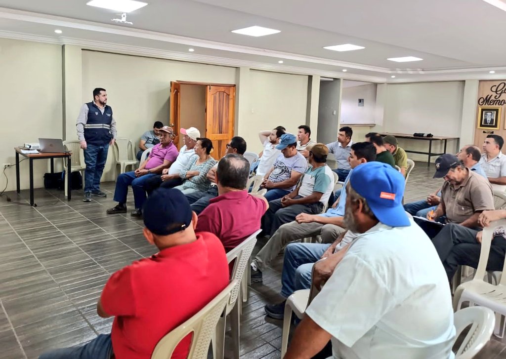 AgrocalidadZ7's tweet photo. #ElOro | Capacitamos a ganaderos de la parroquia Huertas, cantón Zaruma, sobre el manual de procedimientos para la identificación animal oficial y el programa de brucelosis bovina. 
Fortalecemos la prevención sanitaria y promovemos buenas prácticas pecuarias.
#PrevenciónSanitaria https://t.co/npHPtWxKCH