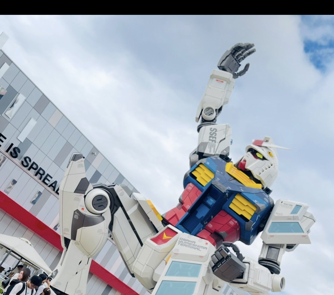 Elsgared's tweet photo. @gundam_info I took same picture!!! I went to the Osaka Expo this past October! https://t.co/7qO4riOznN