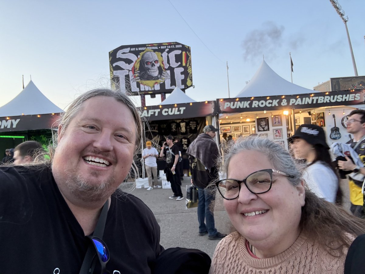 usanachris's tweet photo. Thursdays are for concerts with @twinkiesmomma    Day 1 highlights at Sonic Temple included Rise Against, Pierce the Veil, &amp; My Chemical Romance.  #LiveMusic #ConcertsWithChris #EmoNight 🔥🤘 https://t.co/gV48Ay15BO