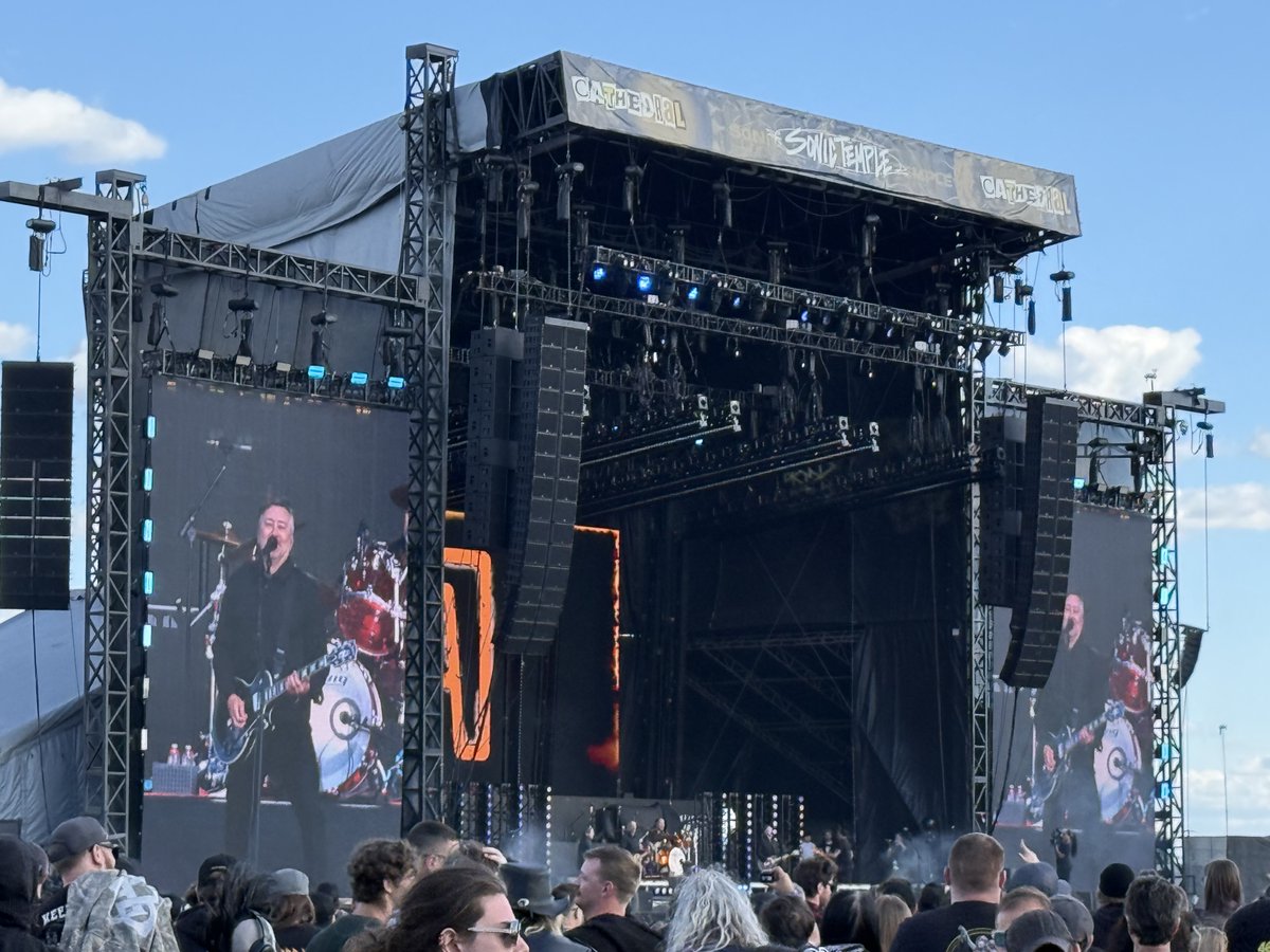 usanachris's tweet photo. Thursdays are for concerts with @twinkiesmomma    Day 1 highlights at Sonic Temple included Rise Against, Pierce the Veil, &amp; My Chemical Romance.  #LiveMusic #ConcertsWithChris #EmoNight 🔥🤘 https://t.co/gV48Ay15BO