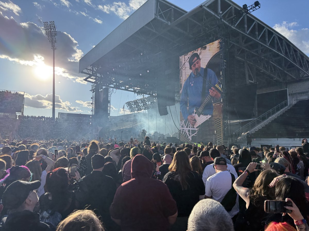 usanachris's tweet photo. Thursdays are for concerts with @twinkiesmomma    Day 1 highlights at Sonic Temple included Rise Against, Pierce the Veil, &amp; My Chemical Romance.  #LiveMusic #ConcertsWithChris #EmoNight 🔥🤘 https://t.co/gV48Ay15BO