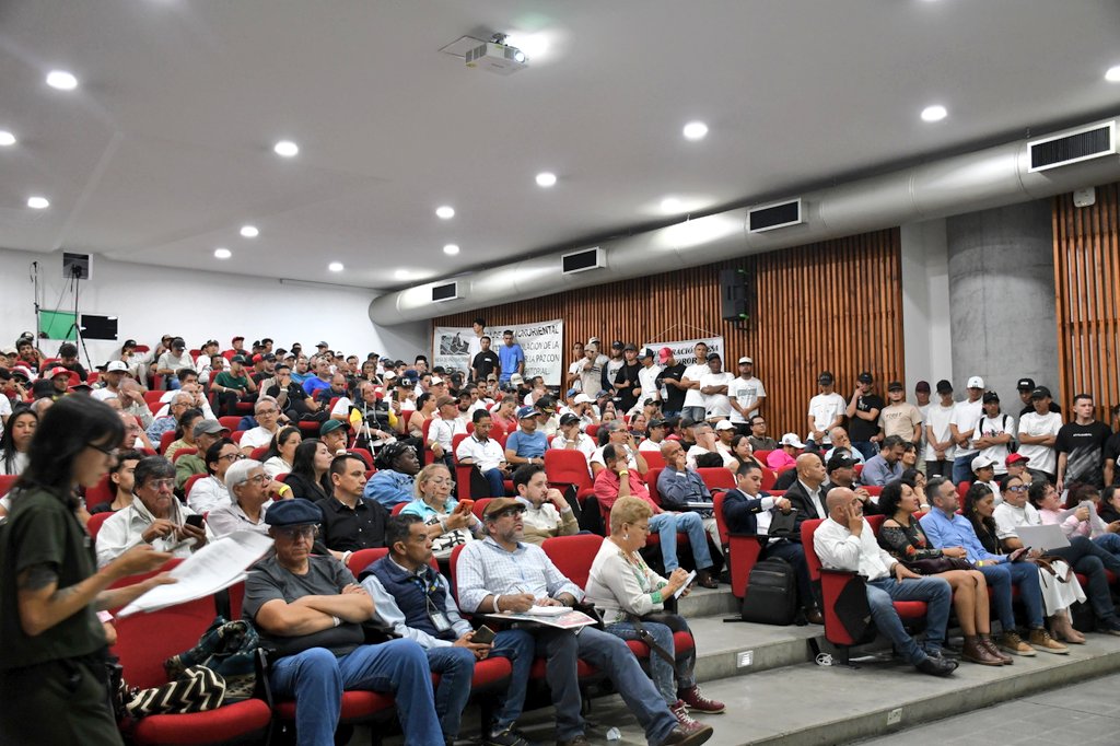 IPCoficial's tweet photo. #Medellín | 🕊️Con un auditorio completamente lleno, la comisión de @PazUrbanaCo realiza el foro "Construcción de economías para la paz urbana", un espacio técnico, político y multiactor enfocado en la transformación y sustitución de economías ilícitas en el Valle de Aburrá. https://t.co/2FYhNM0soP