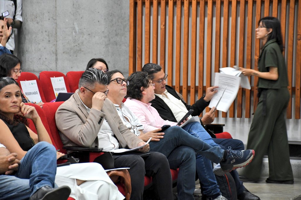 IPCoficial's tweet photo. #Medellín | 🕊️Con un auditorio completamente lleno, la comisión de @PazUrbanaCo realiza el foro "Construcción de economías para la paz urbana", un espacio técnico, político y multiactor enfocado en la transformación y sustitución de economías ilícitas en el Valle de Aburrá. https://t.co/2FYhNM0soP