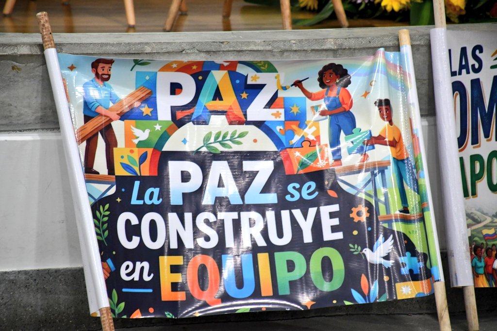 IPCoficial's tweet photo. 🔴La jornada reúne a representantes institucionales, organizaciones sociales, academia y jóvenes de los barrios de la ciudad, para discutir rutas operativas, mecanismos de verificación y experiencias comparadas que aporten a la construcción e implementación de la Paz Urbana. https://t.co/SbxAIljn8w