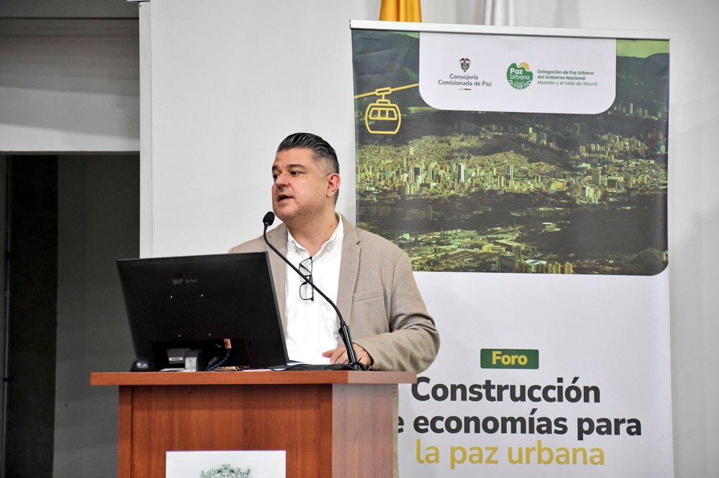 IPCoficial's tweet photo. 🔴La jornada reúne a representantes institucionales, organizaciones sociales, academia y jóvenes de los barrios de la ciudad, para discutir rutas operativas, mecanismos de verificación y experiencias comparadas que aporten a la construcción e implementación de la Paz Urbana. https://t.co/SbxAIljn8w