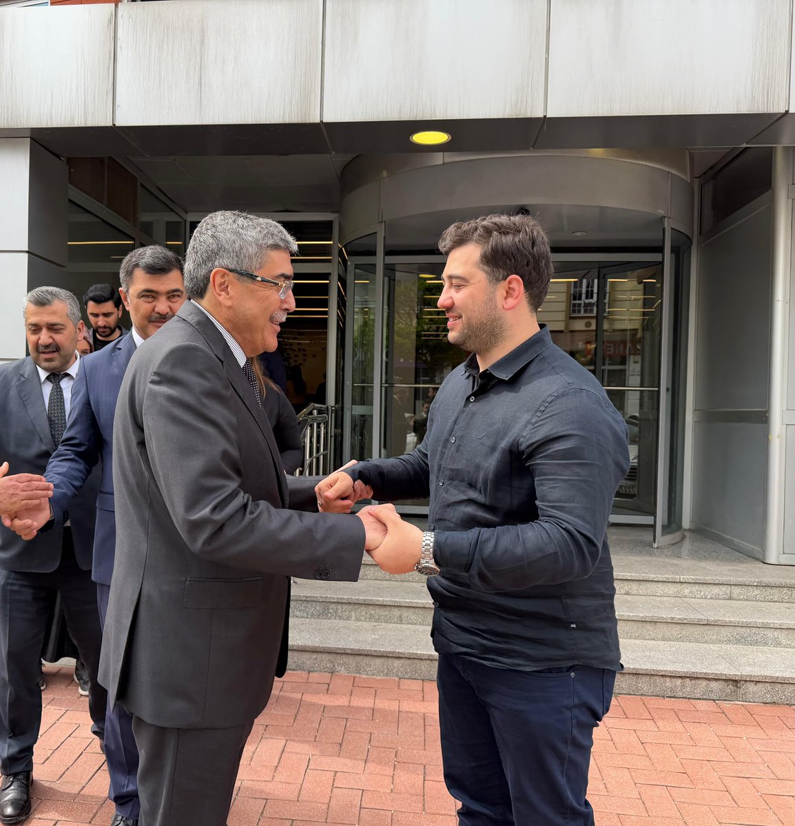 EyupOzkececi's tweet photo. AK Parti Şahinbey İlçe Başkanımız Sayın Mehmet Tiryaki, AK Parti Şehitkamil İlçe Başkanımız Sayın İsmail Güler ve ilçe yönetim kurulu üyelerimizle birlikte AK Parti Gaziantep Milletvekilimiz Sayın Mesut Bozatlı ve kıymetli eşine dünyaya gelen kız evlatları Mihrimah için hayırlı olsun ziyaretinde bulunduk. 

Kıymetli Vekilimizi ve ailesini tebrik ediyor, Mihrimah evladımıza sağlıklı ömürler diliyorum.

@mesutbozatli 
@avmehmettiryaki 
@ismailguler027 
@avyaseminkaraca 
@AKSahinbey27 
@AKsehitkamil027