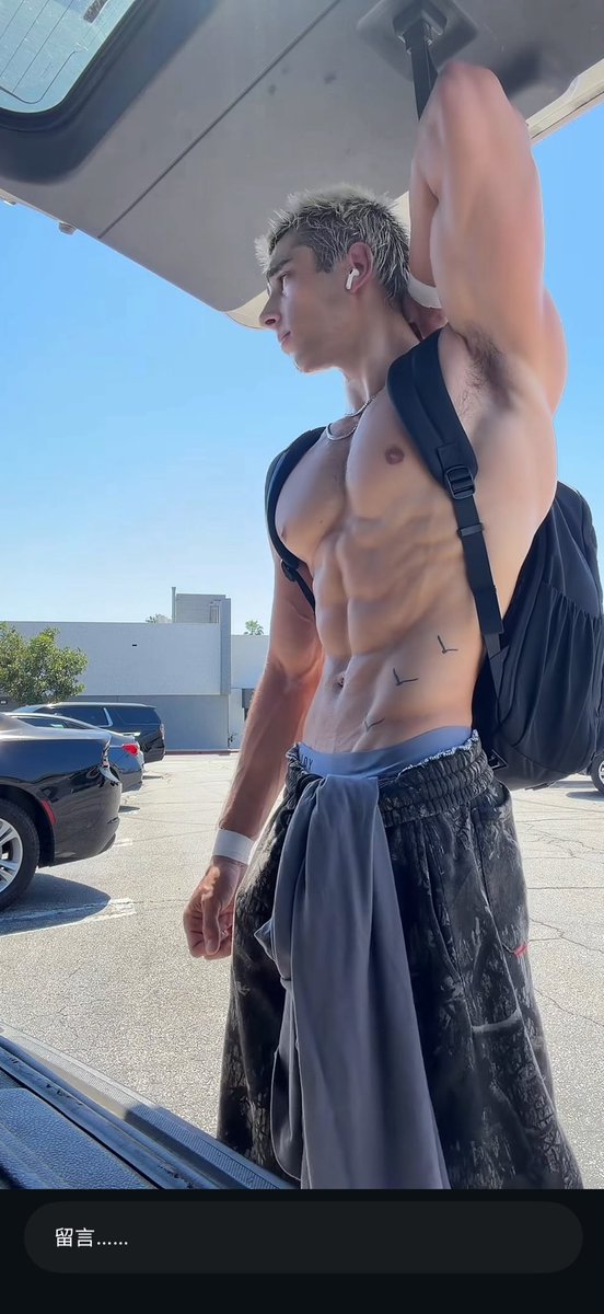 L__1999__'s tweet photo. 每天認識一個陌生人直到身材變成圖中這樣Day-5

健身一直斷斷續續，加上骨折剛養傷完回歸
決定從今天開始每天找一個人一起運動
不分男女老少
不論資歷長短
不管認不認識
如果你也剛好覺得自己一個健身沒有動力的話
底下留言挑一個最早留言的
我們明天一起去運動💪
主要在開元健工，但市區也都可以去，什麼運動也都可以嘗試

#長期徵健友也徵長期健友
照片轉載於Ig:nick.lee.keane