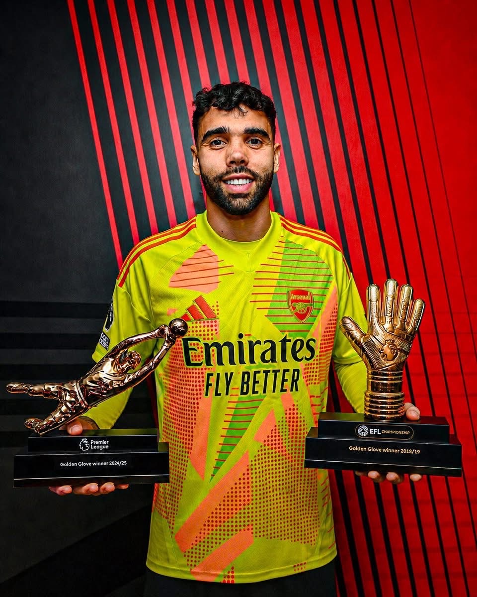 MatchDCentral's tweet photo. ‼️🚨 David Raya has made history as the only goalkeeper ever to win both the Premier League and Championship Golden Glove awards.

The Arsenal shot-stopper has now claimed the Golden Glove for three straight seasons 🧤

No keeper in football history has ever managed to win it in four consecutive years. 👑