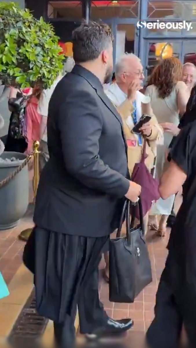 BrunoBazz's tweet photo. Voilà où nous en sommes … c’est un défilé de carnaval non ? C’est une gaypride ? Non plus … mais c’est quoi alors le tournage de son nouveau film ? Non tjrs non! C’est à #cannes #festivaldecannes @VictorArtus #Artus se pense intéressant ! #wokisme dans toute sa splendeur https://t.co/ic6ypujXTP