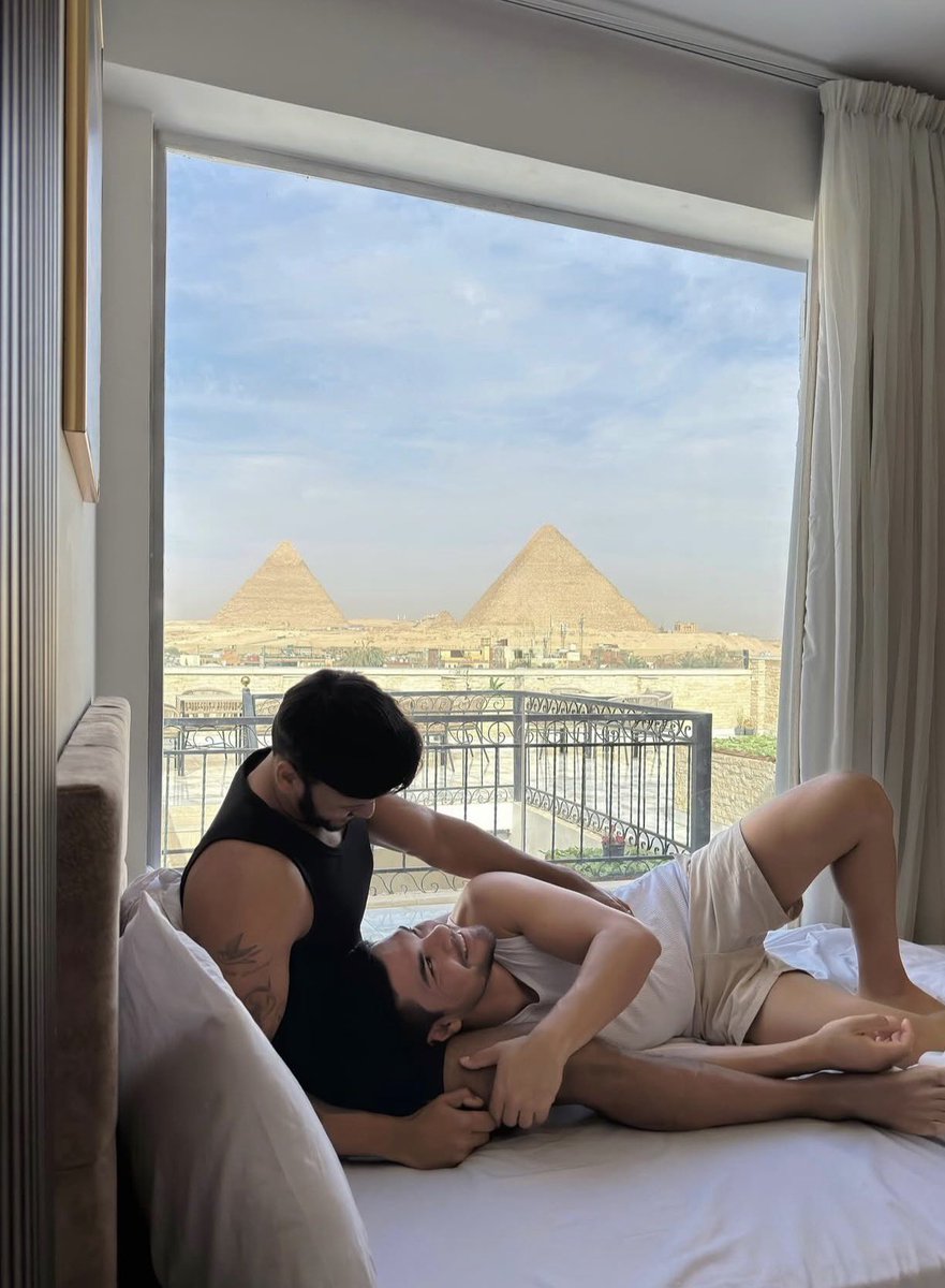 BadQueer_'s tweet photo. عيونك دوبوني، نظرتك تهزم عيوني
يملكوني يهلكوني ❤️❤️❤️ https://t.co/fEkQNlFU9y
