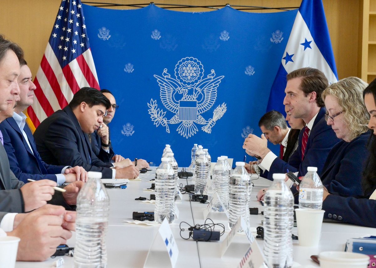 EconAtState's tweet photo. Under @POTUS’s leadership, the United States is committed to working with our international partners to create investment opportunities for U.S. companies. 

Assistant Secretary Orr led an interagency delegation to meet with members of the Honduran Cabinet and discussed opportunities to improve Honduras’ investment climate, reduce investment barriers for U.S. companies, and deepen the bilateral trade relationship.

Through renewed partnerships and a focus on economic growth, the United States is advancing the security and prosperity of our hemisphere while creating American jobs and investment opportunities.