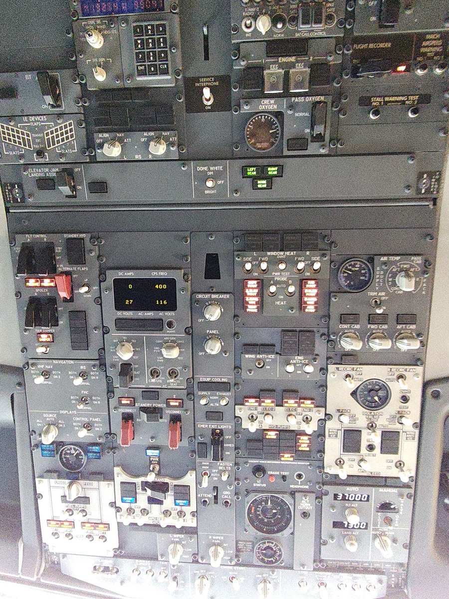CapLaloVargas's tweet photo. Está es parte de la cabina de un 737-max (faltan los paneles traseros) aveces me preguntan si sabemos para que es cada botón? PORSUPUESTO! Tasmbien tenemos q aprendernos de memoria como se llama y en qué posición va antes de empezar cada vuelo, se revisa cada uno antes de volar https://t.co/NqQrMWKn3s