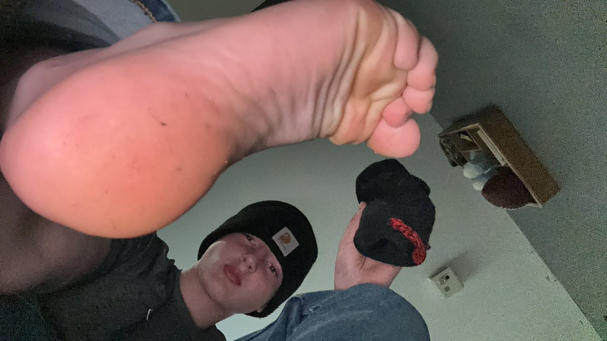 masterjack2ry's tweet photo. Quit drooling and start pooling💵🤑. These feet aren’t held up on their own🫵🙇🏼‍♂️🦶🏽#findom #feetfetısh #feetworshi̇p https://t.co/XTrp08tp06