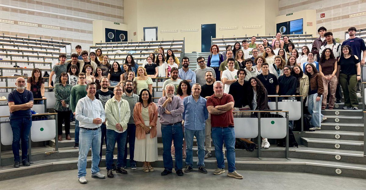 Fac_CienciasUCO's tweet photo. 🗣️Homenaje al profesor Juan Antonio González Reyes con motivo de su última clase.
Catedrático de Biología Celular, su trayectoria ha dejado una profunda huella en generaciones de estudiantes de la UCO
Gracias por tantos años de dedicación, enseñanza y compromiso 🙏 https://t.co/QDmdGwAfRY