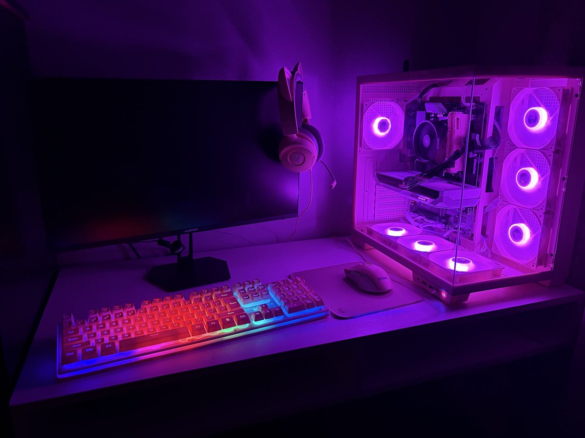 BealEngineering's tweet photo. She wanted pink for her 9th birthday.
So we built pink.

Every fan, every key, every cable.. together. AMD Ryzen, Radeon graphics, cat-ear headset, pink case with RGB fans. She picked it all.

Best build I’ve ever done. 💖 https://t.co/CcPhBZ17Vq