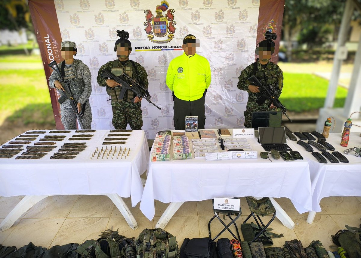 COL_EJERCITO's tweet photo. Alias Patepalo continúa perdiendo capacidad criminal en el #Meta gracias a ofensiva de las tropas

Tras sostener combates con contra integrantes del grupo armado organizado residual Bloque Jorge Suárez Briceño, en zona rural del municipio de La Macarena, Meta, la Fuerza de Tarea Omega, en coordinación con la Fuerza Aeroespacial Colombiana y la Policía Nacional, incautó abundante material de guerra, explosivos, comunicaciones y elementos empleados para actividades extorsivas contra la población civil.

Entre lo incautado se encuentran: pistolas, revólver, proveedores para fusil, cartuchos de diferentes calibres, granada de mano IM26, dispositivos explosivos improvisados, material de intendencia, equipos tecnológicos, GPS, celulares y una planta eléctrica.

Sin embargo, alias Patepalo continúa constriñendo a la población civil para intentar evadir la acción de la Fuerza Pública, ocultándose en viviendas rurales y utilizando entornos familiares con presencia de menores de edad como escudos humanos para dificultar el avance de las tropas y preservar su estructura criminal; constituyendo una flagrante violación a los DDHH e infracciones al DIH, al emplear a la población civil como mecanismo de protección y presión.

#ContundenciaOperacional
#SeguridadYDemocracia2026 🗳️