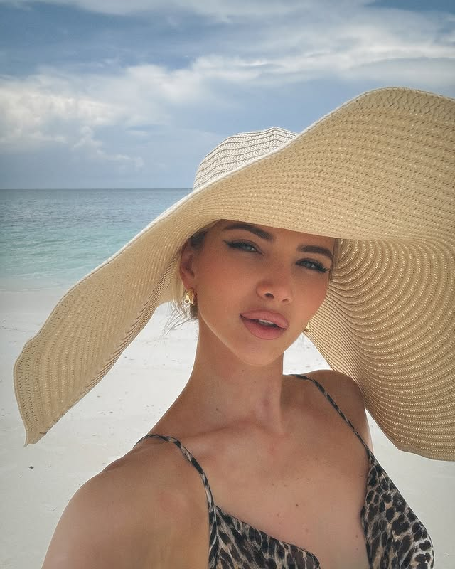 mariahUSbm's tweet photo. The sea breeze blows gently, and sunlight falls upon the white sands Sometimes, I feel that the best kind of life isn't about how bustling it is, but rather being able to slip into a favorite dress, don a wide brimmed hat, and quietly savor the sense of freedom by the sea https://t.co/5o7ebUO939