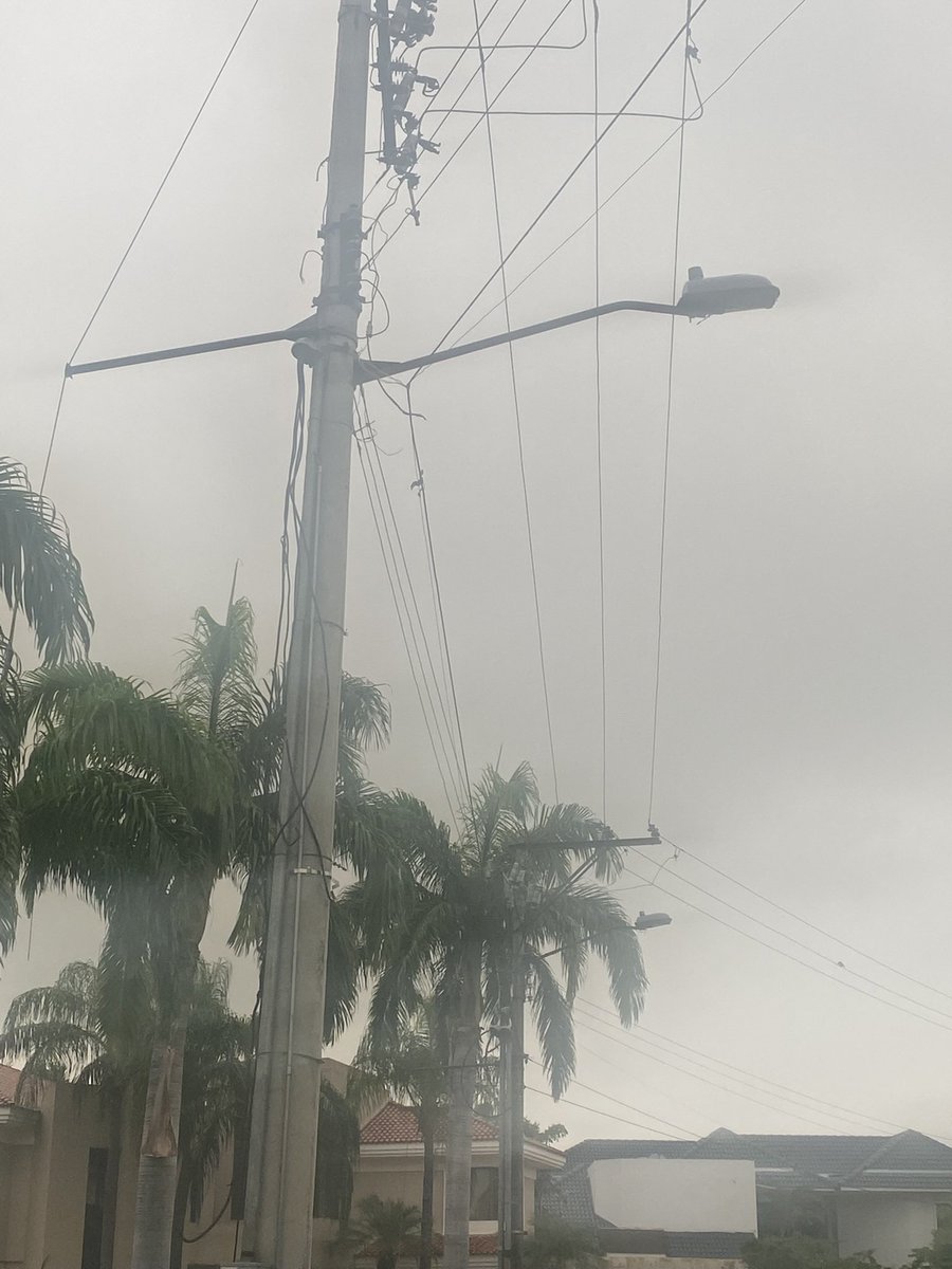 pancho913's tweet photo. Favor su ayuda con reemplazo de brazo de luminaria de a.publico y cableado en mal estado de luminaria apagada poste SN Urb. Laguna Dorada (Samborondón). Cuenta contrato 200045151475 celular 0985712232 @CNEL_EP @servicioscnelep https://t.co/T5OPPuAetd