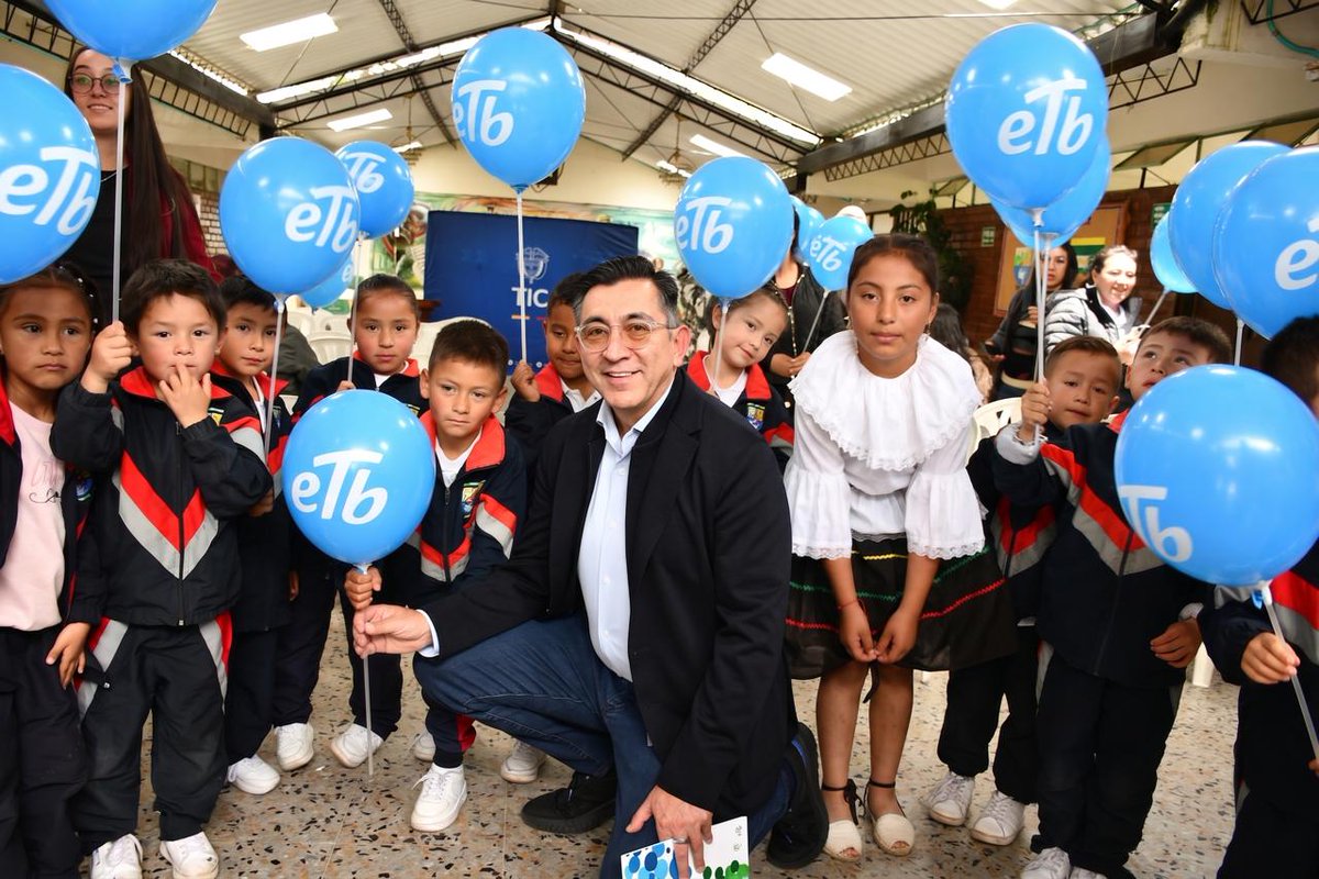 diegomolanovega's tweet photo. Conectamos con el proyecto de #CentrosDigitales de @Ministerio_TIC, a más de 6.500 escuelas en los lugares más apartados del país. 
En @etb_oficial  estamos llevando las oportunidades con tecnologías satelitales de vanguardía. #SerásloqueCreas https://t.co/VO7TmG6WcZ