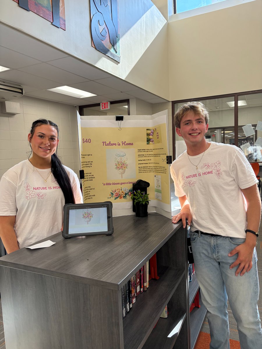 ShepardAstros's tweet photo. Making their pitches!

Our Entrepreneurship students participated in an expo-style presentation on Thursday in the Learning Resource Center (LRC). They set up a poster about their product and described their business to staff and students. Some businesses included food samples! https://t.co/zg6DXQDUIS