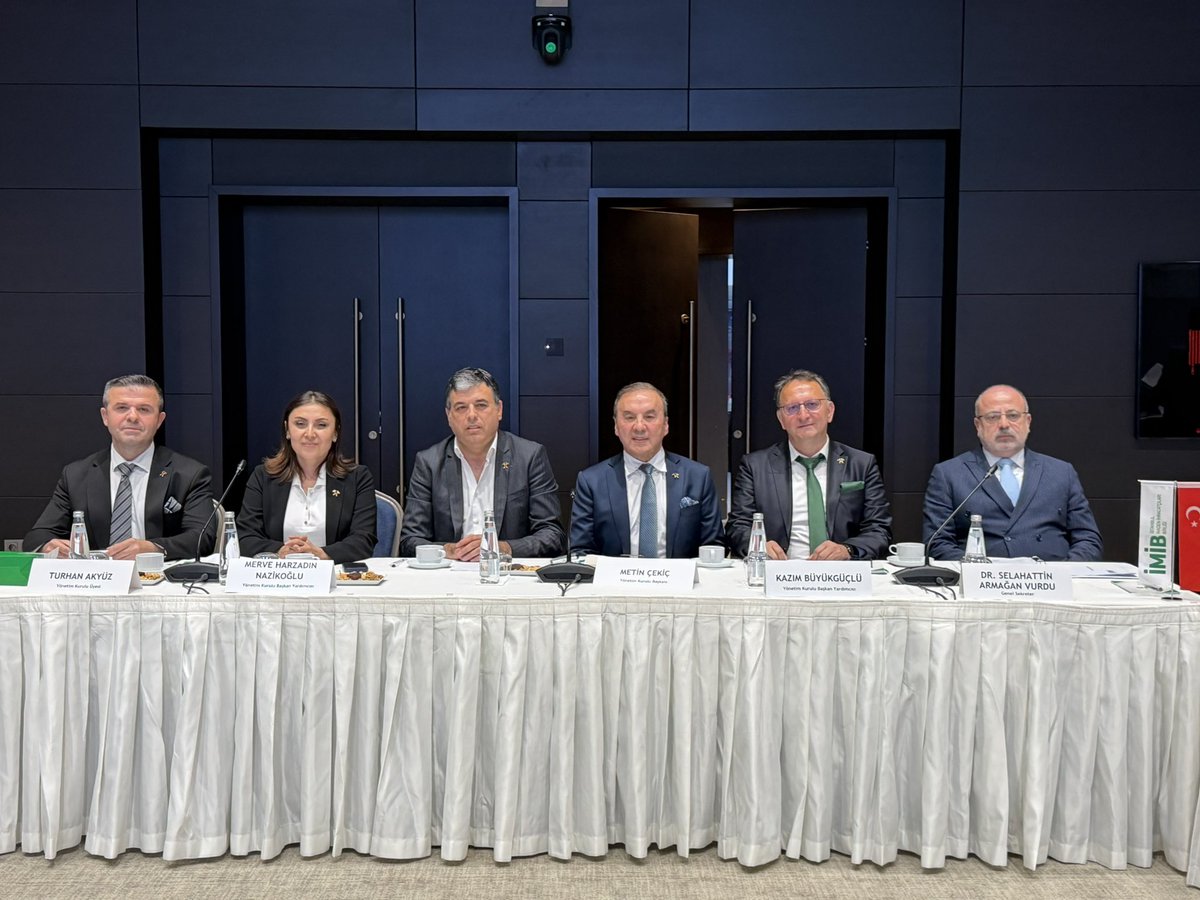 twimib's tweet photo. İMİB'de Yönetim Kurulu Başkanlığı görevinde devir teslim gerçekleştirildi.

Önceki dönem Yönetim Kurulu Başkanımız Sayın Eyüp Batal, görevini İMMİB Genel Sekreterimiz Sayın Dr. S. Armağan Vurdu'nun katılımlarıyla gerçekleştirilen törenle Yönetim Kurulu Başkanımız Sayın Metin Çekiç'e devretti. 

Yeni dönemin sektörümüz ve ihracatımız adına hayırlı olmasını diliyor, Sayın Eyüp Batal ve Yönetim Kurulu'na katkıları için teşekkür ediyor; Yönetim Kurulu Başkanımız Sayın Metin Çekiç'e ve yeni Yönetim Kurulu'na görevlerinde başarılar diliyoruz.

#İMİB