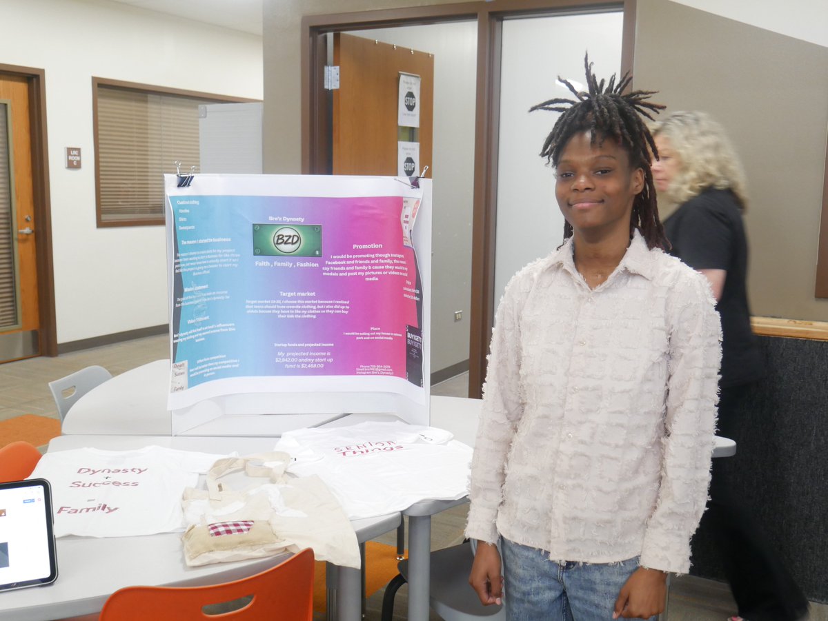ShepardAstros's tweet photo. Making their pitches!

Our Entrepreneurship students participated in an expo-style presentation on Thursday in the Learning Resource Center (LRC). They set up a poster about their product and described their business to staff and students. Some businesses included food samples! https://t.co/zg6DXQDUIS