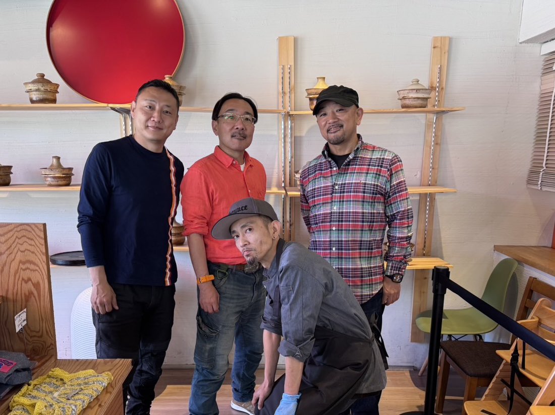 ep_organization's tweet photo. なななんとーー！
先日、Edge Player時代の相方ケイちゃんがご来店してくれたっ！(諸々mvとか参照)

まじ嬉しいわ。
もう10年ぶりだよ泣
相変わらずゴツいし、バイクはやっぱりクソデカハーレーでしたわ笑

お互いの拠点が近い事が判明したので、
E.P.Oで一発やろーかな！！とか。
ま、よろしくちゃん https://t.co/bV4g2W4EKL